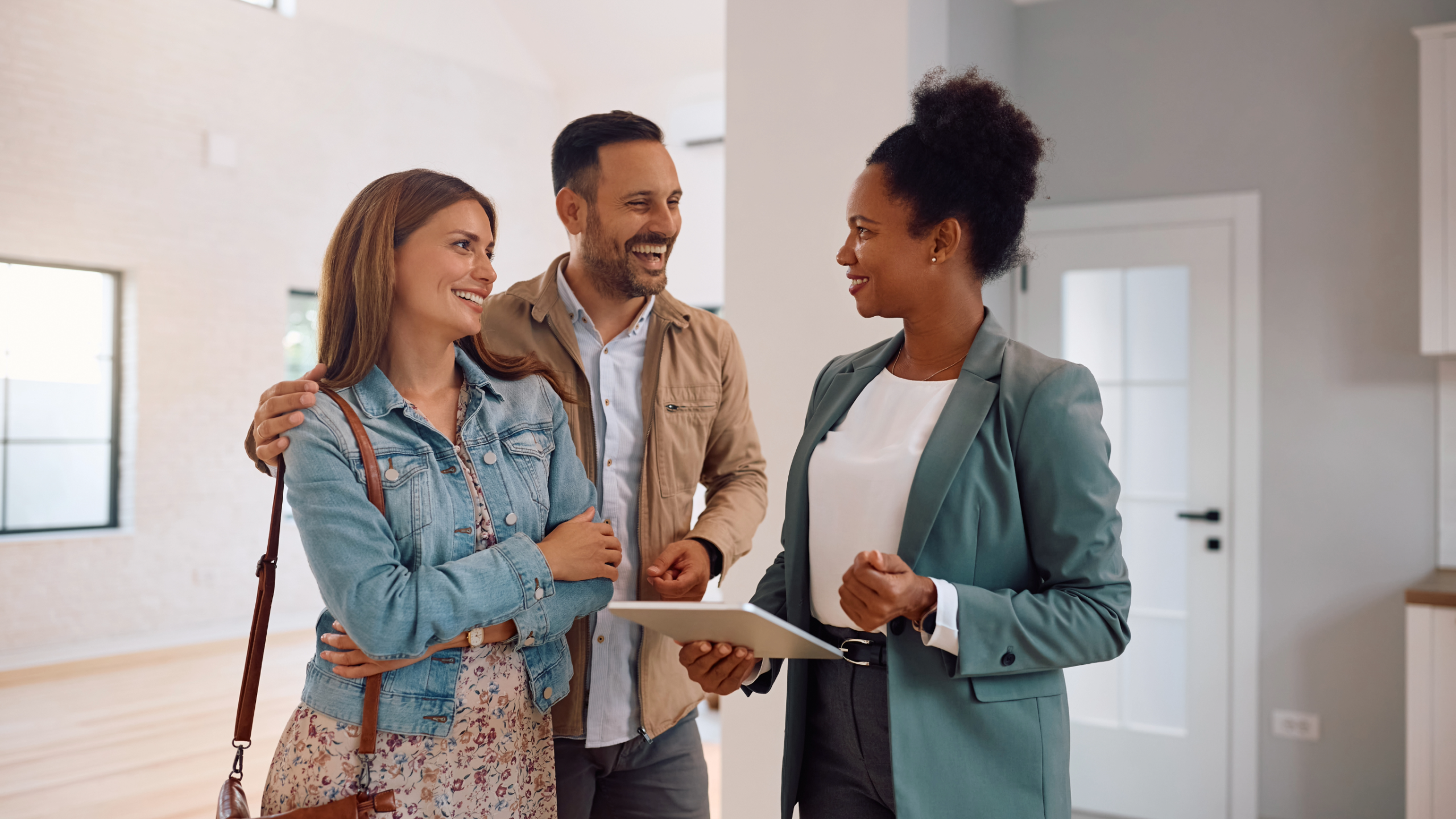 A Realtor helping home buyers in Virginia